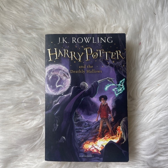Harry Potter and the Deathly Hallows Book - Picture 1 of 3